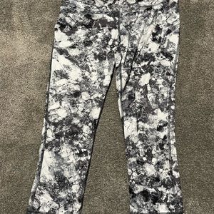 Black and white cropped yoga pants